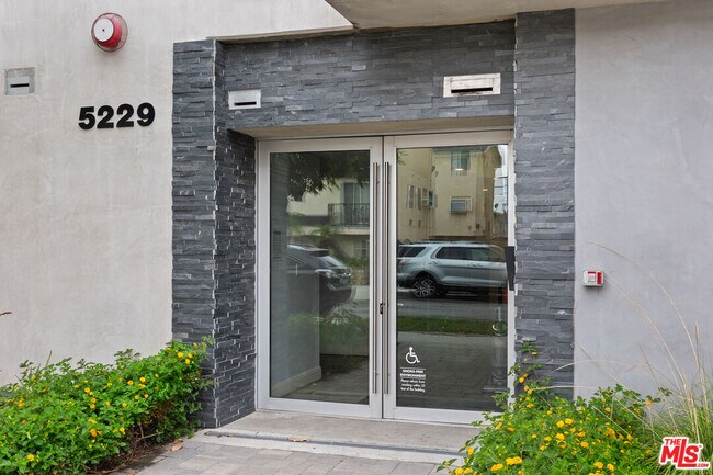 Building Photo - 5229 Willowcrest Ave