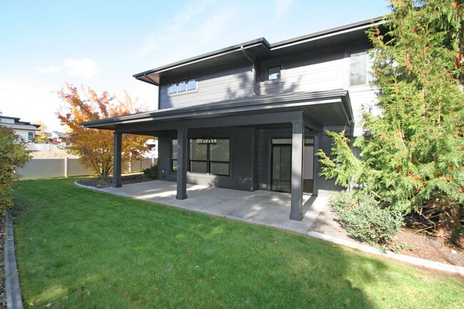 Building Photo - 713 W Willapa Ave