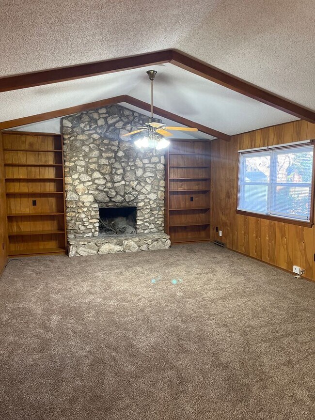 Building Photo - Warm & Inviting 3 Bed, 2 Bath