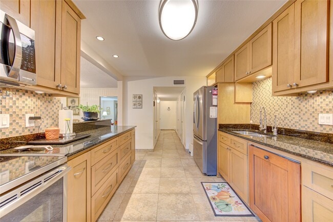 Building Photo - 824 Wax Myrtle Ln