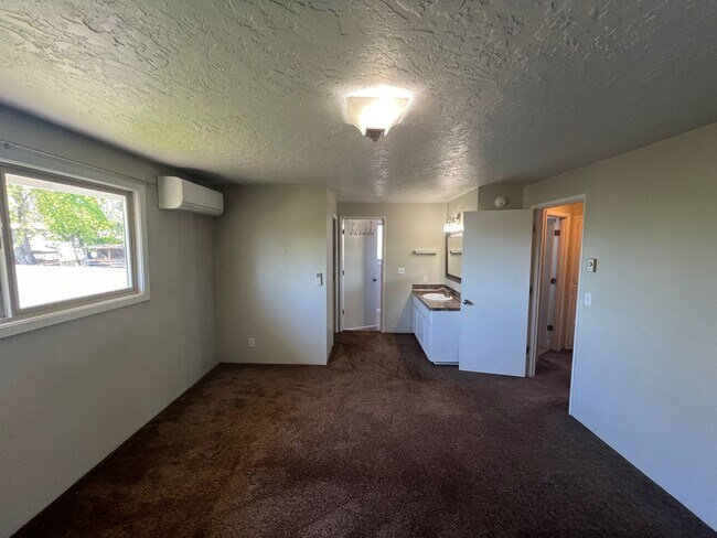 Building Photo - 3 Bedroom / 2.5 Bath Home located in Sprin...