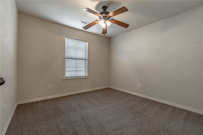 Building Photo - 926 Kensington Dr