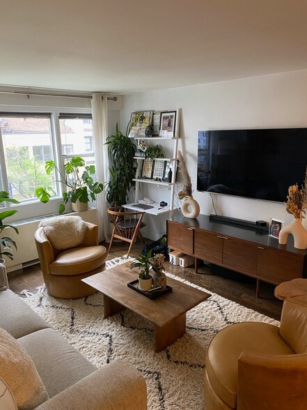 Building Photo - 77 E 12th St