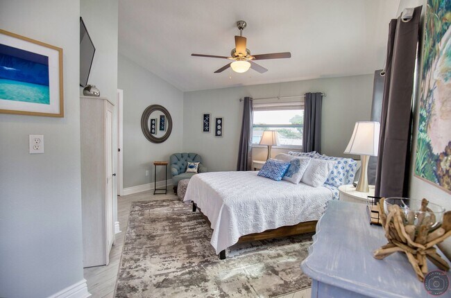 Building Photo - Annual Cottage minutes from Manasota Key Beach!  (2 Units on Property)