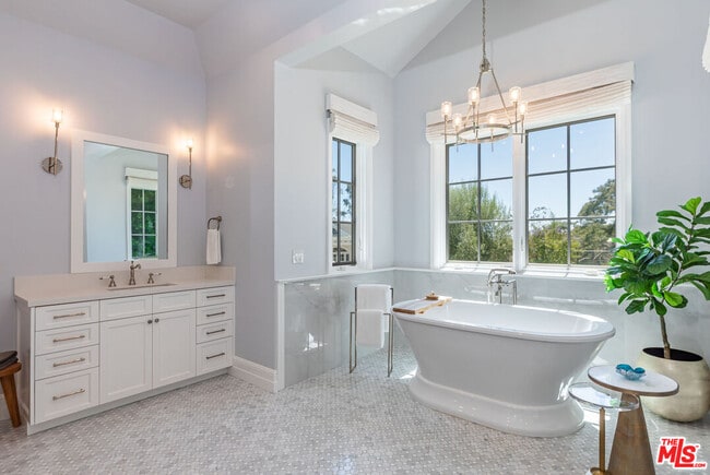 Building Photo - 6671 Dume Dr