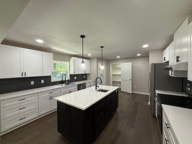 Building Photo - Westwood KS Renovated 3 Bed/2.5 Bath MainLevel Home with Attached Garage and Utilities w/Fee, Own...