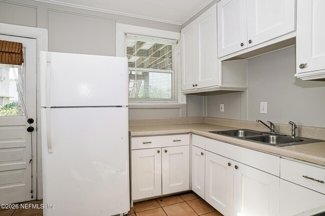Building Photo - 214 8th Ave N