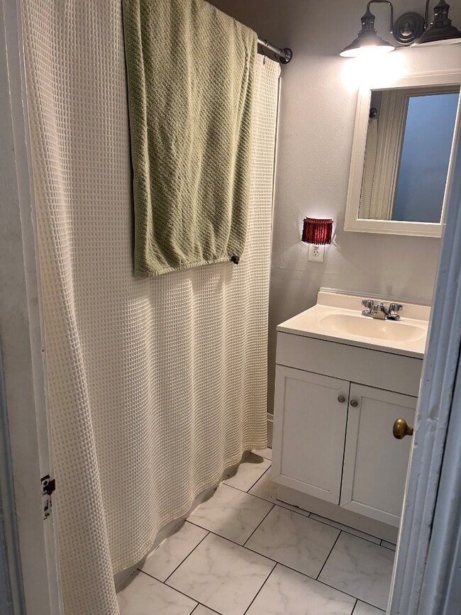 Building Photo - 24 W Court - Unit 3