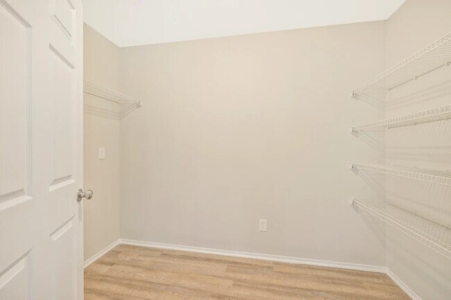 Building Photo - 2888 Creekbend Dr