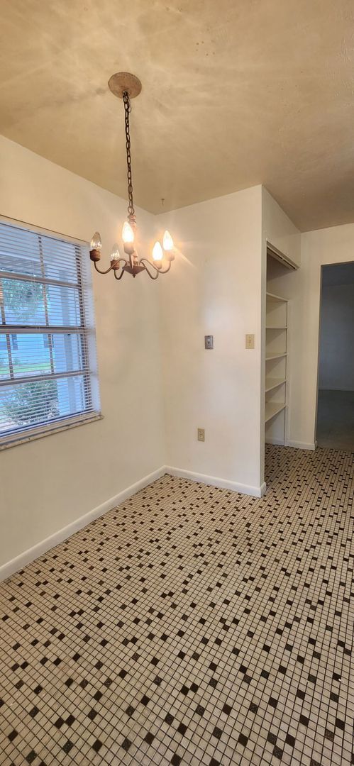 Building Photo - 2-bedroom, 1 bathroom duplex is move-in ready