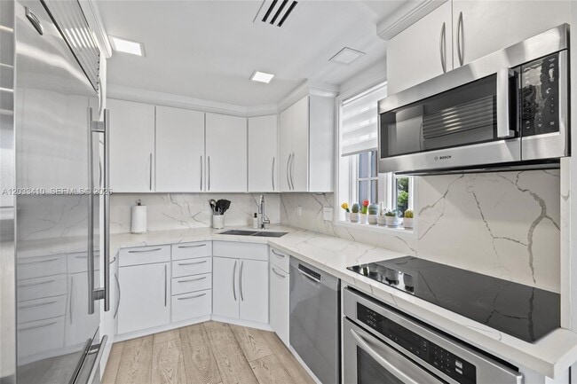 Building Photo - 19122 Fisher Island Dr