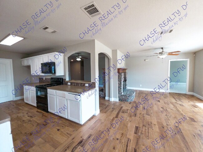 Building Photo - "Charming 3-Bedroom Retreat with 2 Full Ba...
