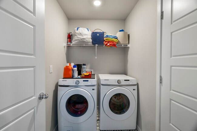 Building Photo - Beautiful 3-Bedroom Townhome with Park Views- Available July 25th!