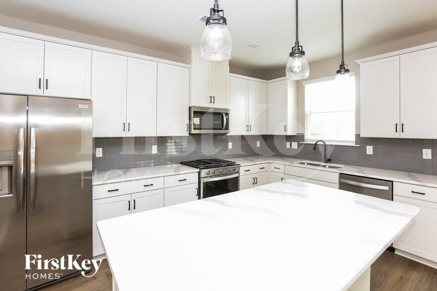 Building Photo - 5013 Dunsford Dr