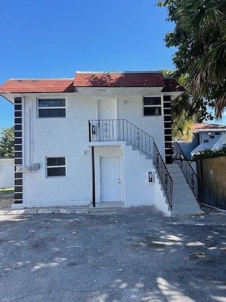 Building Photo - 302 N Tamarind Ave