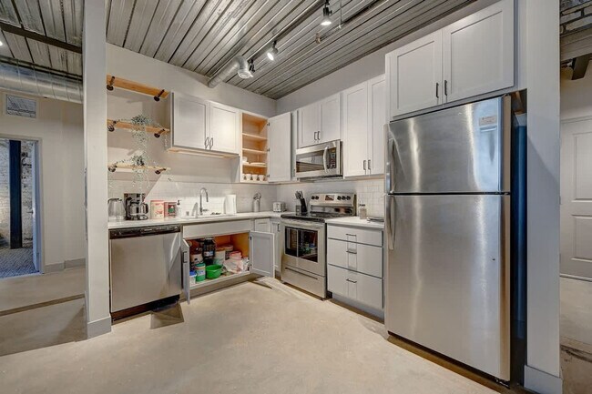 Building Photo - 1011 W Juneau Ave