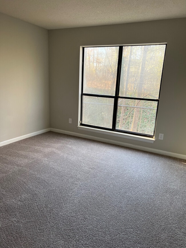 Building Photo - Room in Condo on Sharon Chase Dr