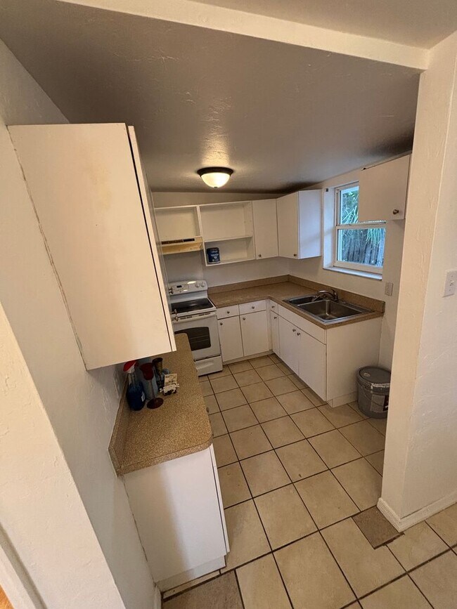 Building Photo - 3 bedroom 1 bath home in Sarasota