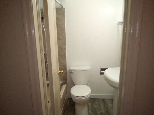 Building Photo - LOWER SOUTH HILL GEM NEAR ROCKET BAKERY