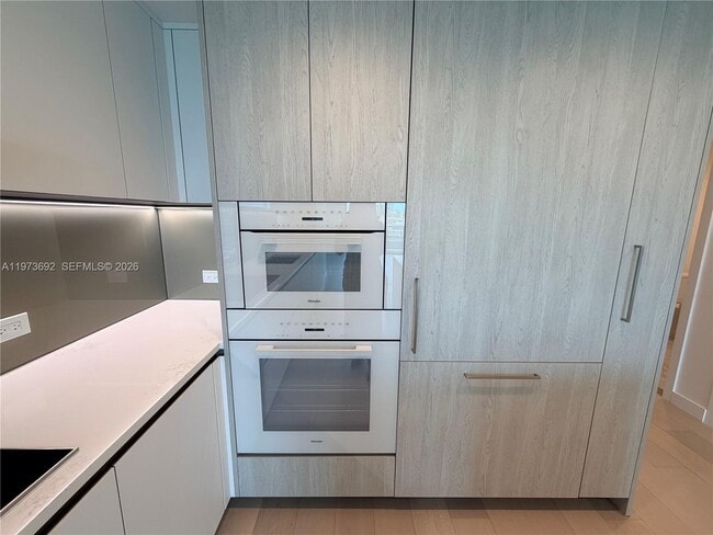 Building Photo - 9221 E Bay Harbor Dr