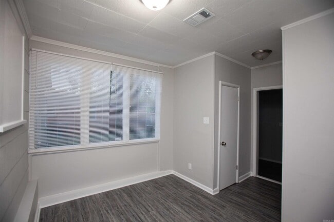 Building Photo - 5008 Lynch Dr