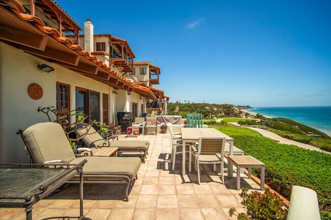 Building Photo - Dream home Located on the Bluff of Southwe...