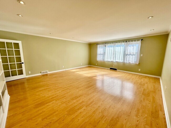 Building Photo - Amazing Home in Tahoma Terrace!