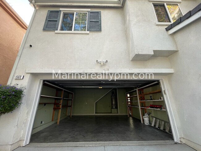 Building Photo - 5 Bedroom 2.5 Bath Two Story House