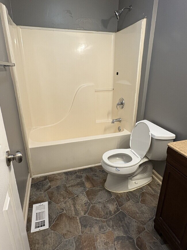 Building Photo - 204 Cobblestone Ct