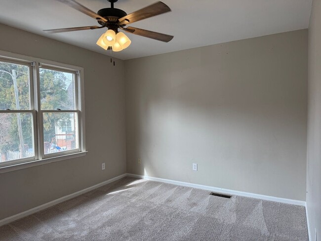 Building Photo - 3-Bedroom Townhome Just Minutes From Downtown Hickory!