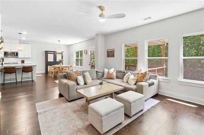 Building Photo - 178 Crestbrook Wy