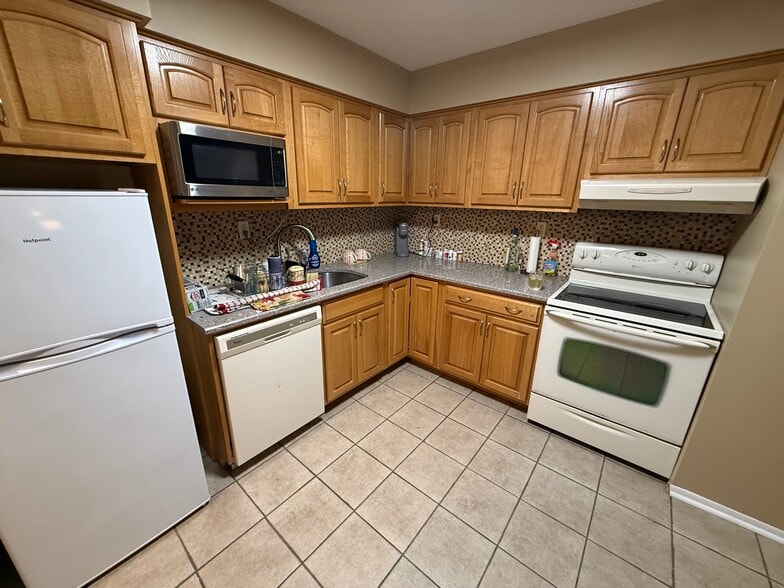 Building Photo - 807 Eves Dr