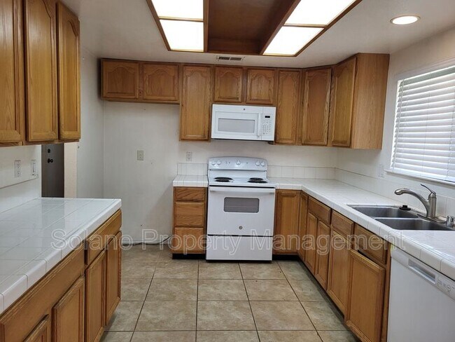 Building Photo - 125 Serpentine Dr