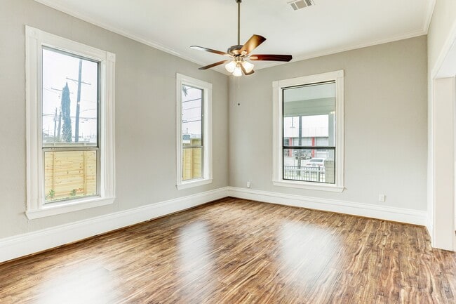 Building Photo - 2721 Engelke St