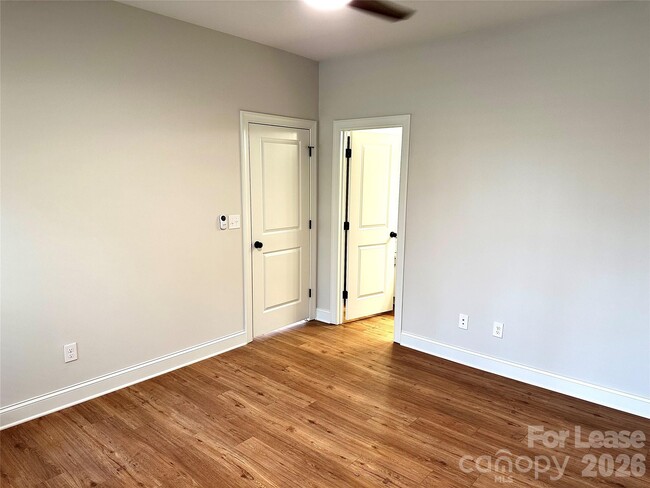 Building Photo - 525 N Linwood Ave