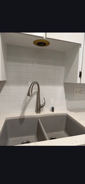 Building Photo - 512 E Ave