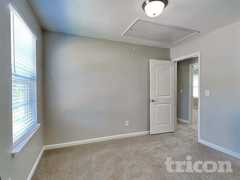 Building Photo - 427 Randolph Dr