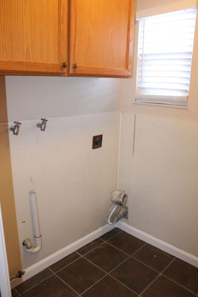 Building Photo - Three Bedroom, One Bathroom House in San Pablo with Laundry Room