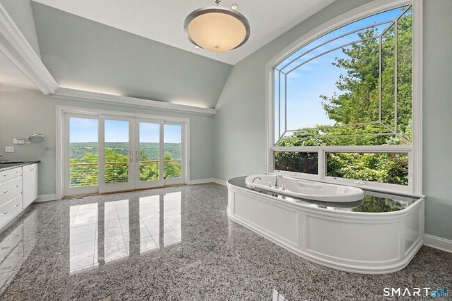 Building Photo - 12 Fox Run