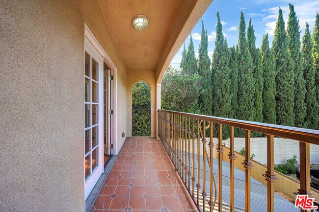 Building Photo - 743 N Las Palmas Ave