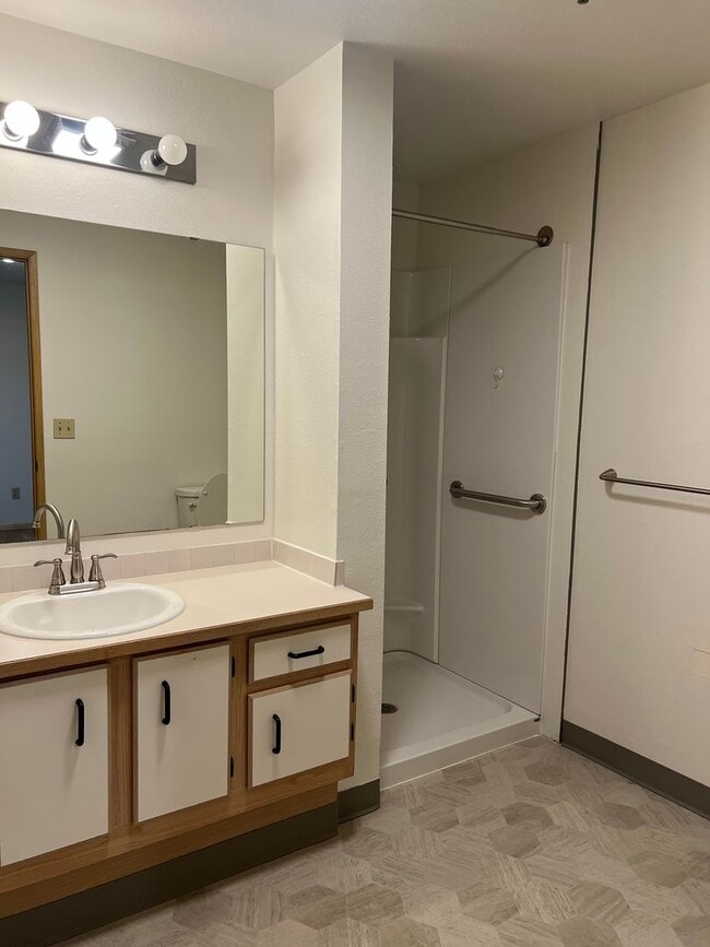 Building Photo - Beautifully Maintained condo Renton!