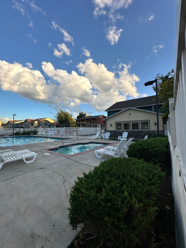 Building Photo - 11303 S River Heights Dr