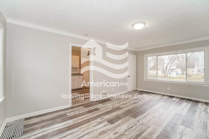 Building Photo - 810 Broer Ave