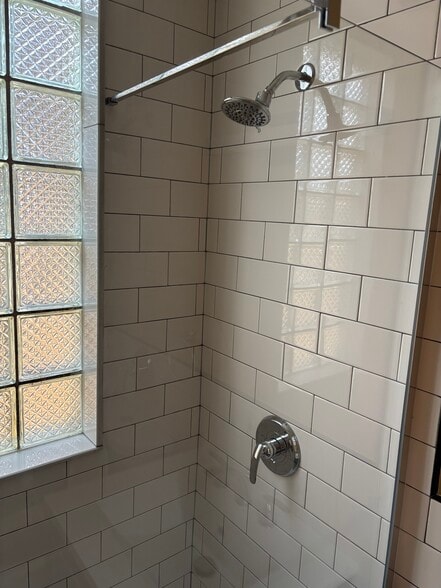 Building Photo - 2642 N Wilton Ave