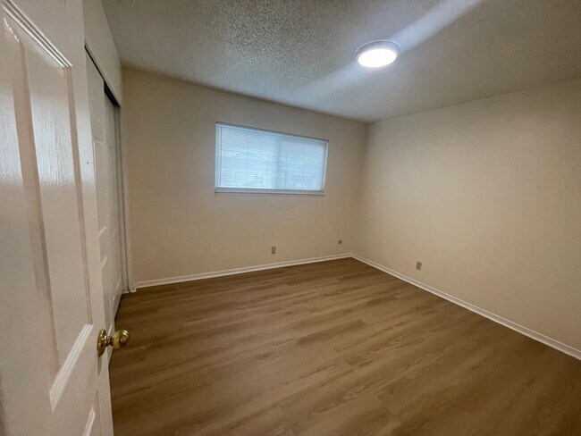 Building Photo - ONE MONTH RENT FREE!***2 Bedroom 1 Bath Unit in Rancho Cordova Available NOW!