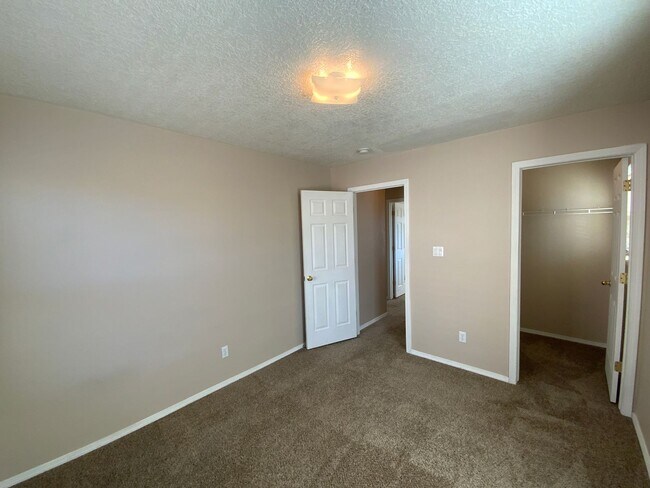 Building Photo - 3 Bedroom Home Available Near Unser Blvd N...