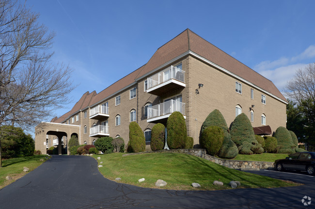 Primary Photo - Chateau Regale Apartments