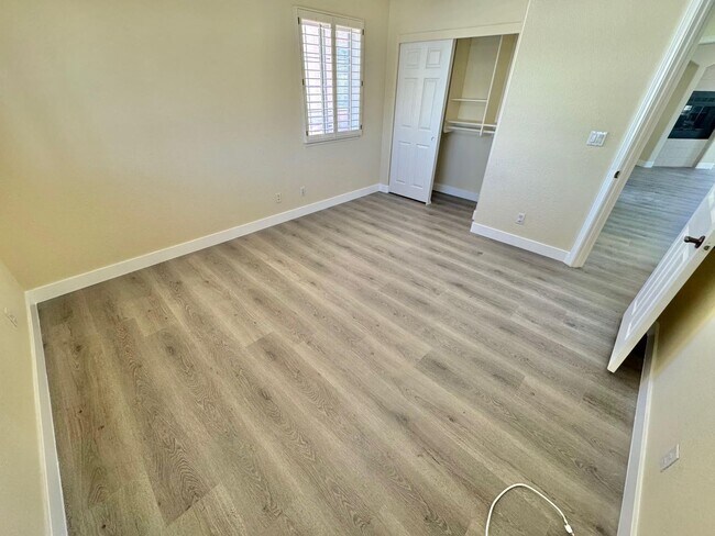 Building Photo - LAKEFRONT - 2 STORY SPACIOUS 4 BEDROOM HOU...