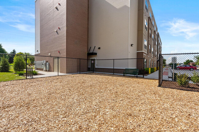 Building Photo - Deville Manor