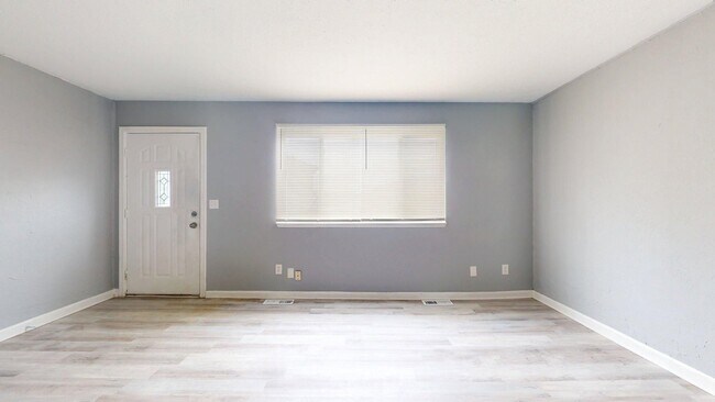 Building Photo - Elyria - updated 2 bedroom/1 bath townhouse.